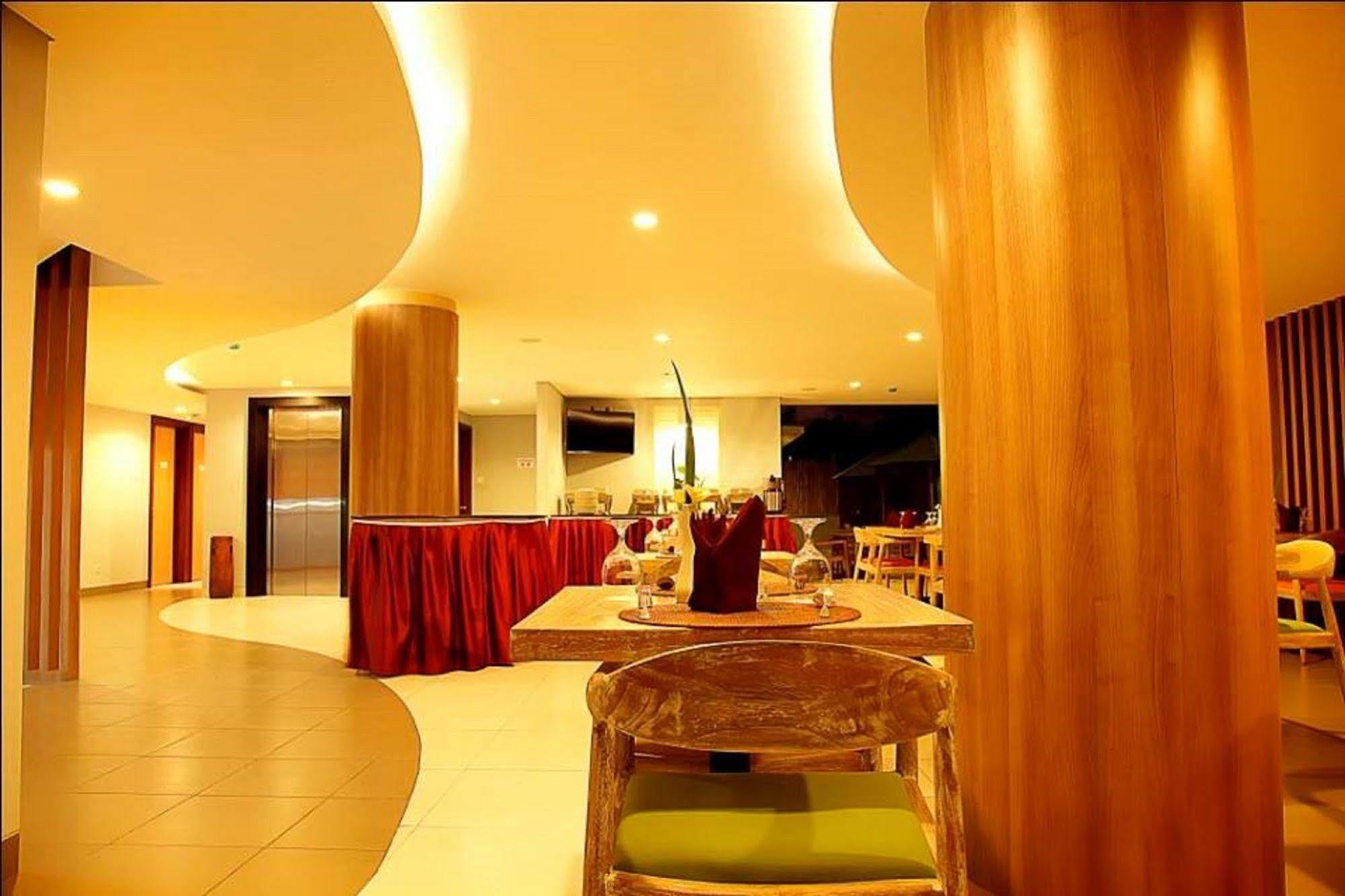 Santosa City Hotel Denpasar Exterior foto